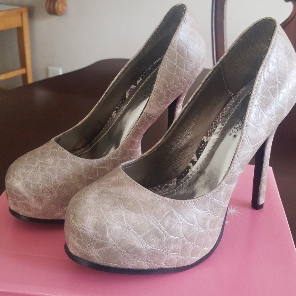 Shoes - Picture 3 of 4